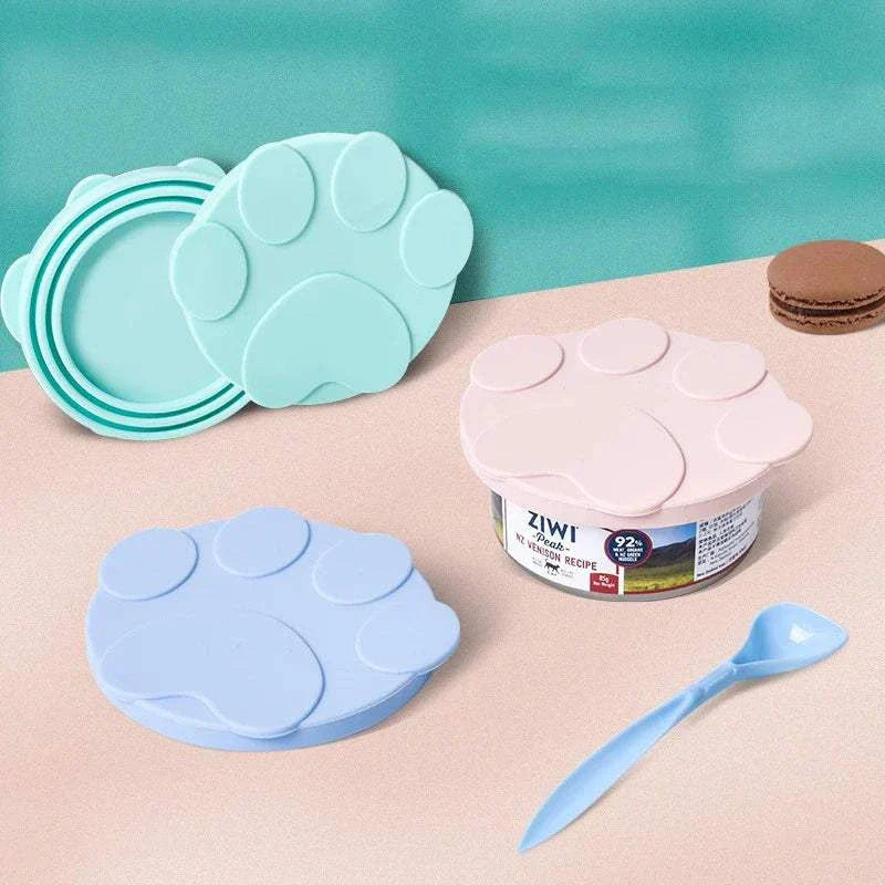 Portable silicone pet food lid and spoon set for sealing cans and bowls.